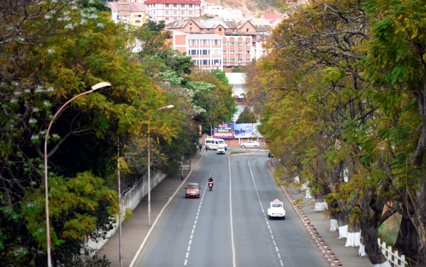 Rue d'Antananarivo en fin d'après-midi, façades ocre et étals du marché.